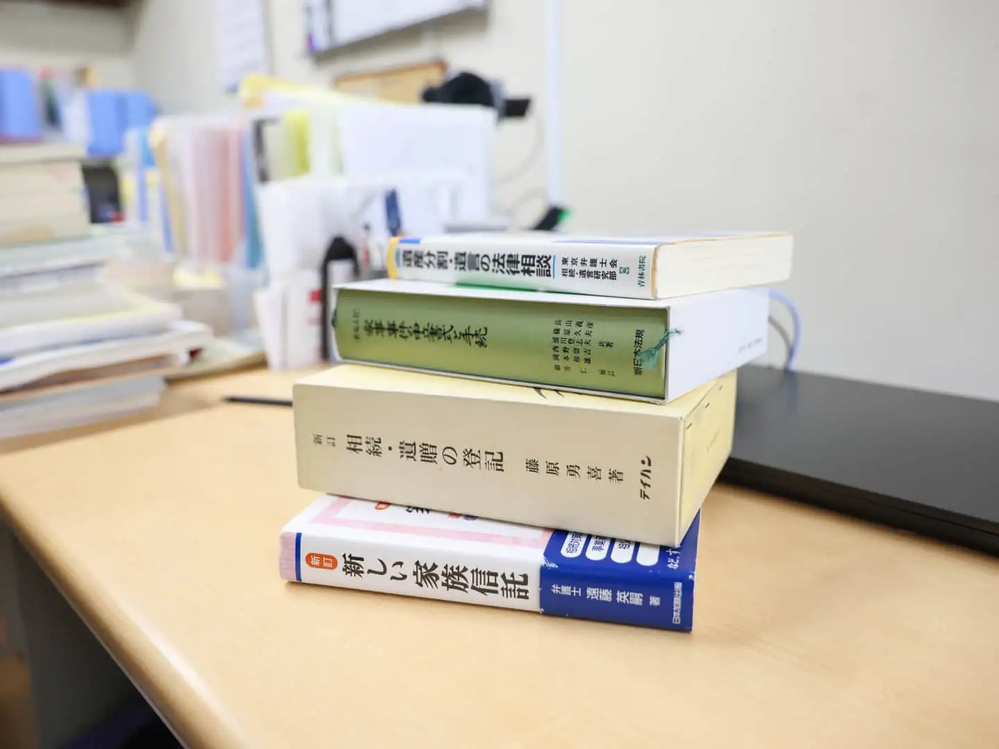 事務所内には法律に関する専門書が沢山あります